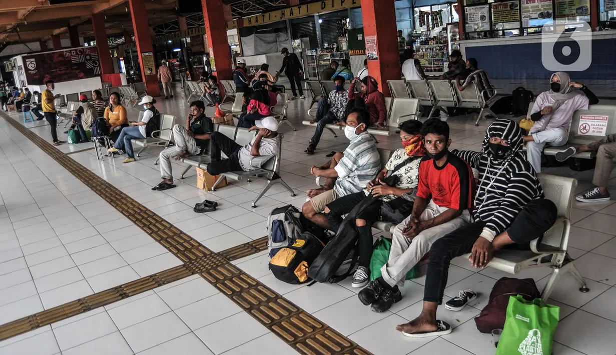 Calon penumpang saat menunggu keberangkatan bus di Terminal Kampung Rambutan, Jakarta, Selasa (4/5/2021). Jelang pemberlakukan larangan mudik, jumlah penumpang di Terminal Kampung Rambutan yang menggunakan bus AKAP melonjak hingga 30 persen sejak awal Mei 2021. (merdeka.com/Iqbal S. Nugroho)