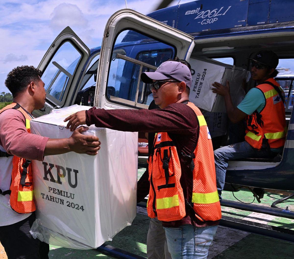 Menjelang pemungutan suara Pemilu 2024 pada 14 Februari mendatang, petugas Komisi Pemilihan Umum (KPU) mulai mendistribusikan kotak suara hingga surat suara ke Tempat Pemungutan Suara (TPS) di berbagai wilayah di Indonesia. Termasuk di wilayah terpencil P