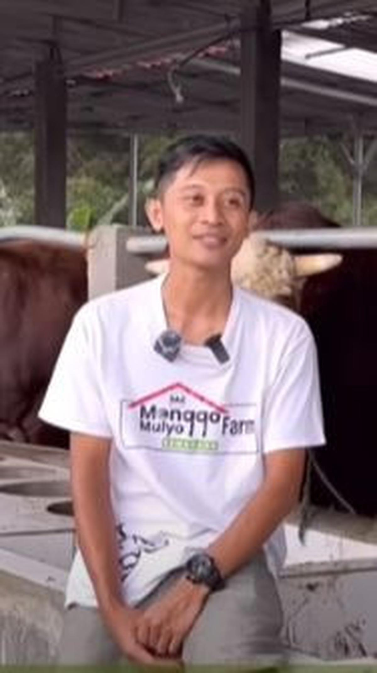 "Akhirnya sharing dengan keluarga, kakak, istri, akhirnya saya beranikan diri untuk membuat kandang sapi ini," ceritanya. <br>