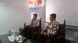 Pebalap Manor Racing asal Indonesia, Rio Haryanto, saat temu wicara bersama Duta Besar RI untuk Austria, Rachmat Budiman, di Kantor KBRI Wina, Austria, Selasa (28/6/2016). (Bola.com/Reza Khomaini)