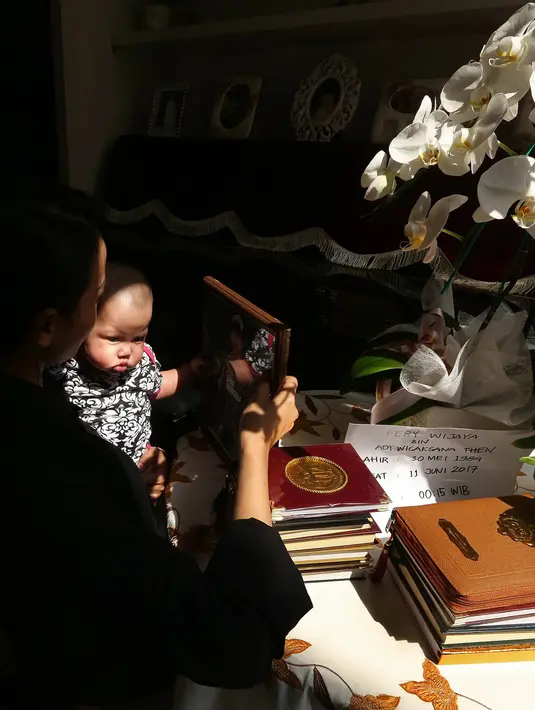 Demi sang buah hati, pemeran sinetron Dibalik Jilbab Zaskia itu berusaha tegar. Akan berjuang membesarkan buah hati pernikahannya dengan almarhum. Ketegaran Ririn meleleh ketika sang buah hati menanggis tak seperti biasa. (Bambang E. Ros/Bintang.com) 