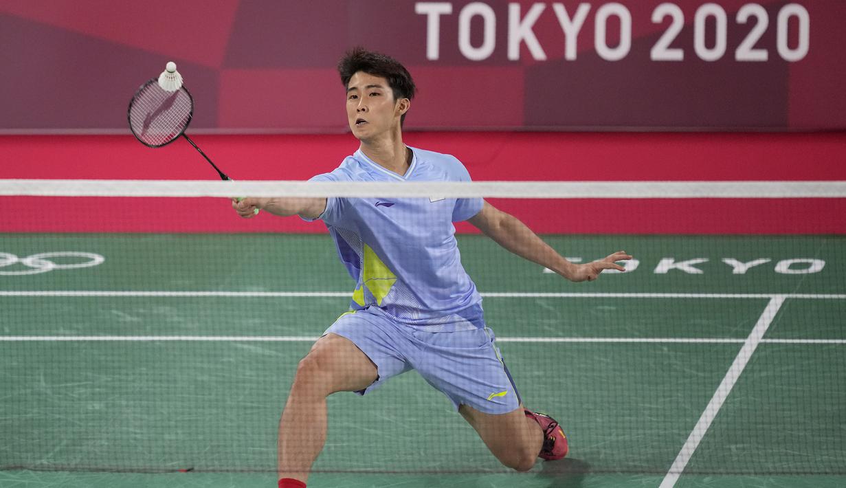 Skor kedua pemain terus bergerak dengan jarak yang dekat. Loh Kean Yew berhasil tampil di luar dugaan dengan berhasil samakan kedudukan bahkan salip satu angka dari Jonatan Christie. Namun akhirnya gim pertama dimenangkan oleh Jojo hingga yus dengan skor 22-20. (Foto: AP/Dita Alangkara)