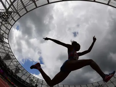 Aksi pelari asal Kuba, Liadagmis Povea saat berlaga pada cabang Lompat Jangkit wanita IAAF World Championships 2017  di London Stadium, London, (5/8/2017). (AFP/Andrej Isakovic)