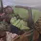 Foto yang diambil lewat kelambu nyamuk, dua anak dengan malaria beristirahat bersama ibunya di sebuah rumah sakit setempat di sebuah desa kecil di Walikale, Kongo (AP)