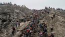 <p>Suku Tengger dan wisatawan mendaki tangga menuju puncak saat pelaksanaan ritual Yadnya Kasada di Gunung Bromo, Probolinggo, Jawa Timur, Kamis (18/7/2019). Bagi suku Tengger, Yadnya Kasada merupakan ritual adat yang wajib diselenggarakan setiap tahunnya tanpa ada kompromi. (JUNI KRISWANTO/AFP)</p>