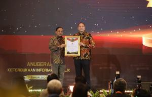 Bendahara Umum Gerindra, Satrio Dimas Adityo saat menerima penghargaan dari KIP di Hotel Bidakara Jakarta, Senin (15/12/2025). (Foto: Istimewa).