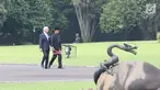 Presiden Joko Widodo berjalan mendampingi Raja Carl XVI Gustaf melintasi taman di halaman belakang Istana Bogor, Jawa Barat, Senin (22/5). (Liputan6.com/Angga Yuniar)