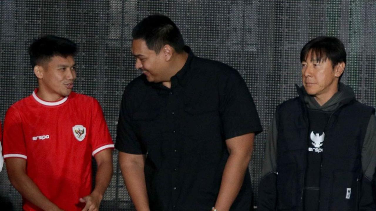 Menteri Pemuda dan Olahraga, Dito Ariotedjo juga sempat memaparkan Jersey Timnas Indonesia terbaru ini disebut terinspirasi dari jersey Timnas Indonesia tahun 1982. Foto: Liputan6.com / Herman Zakharia