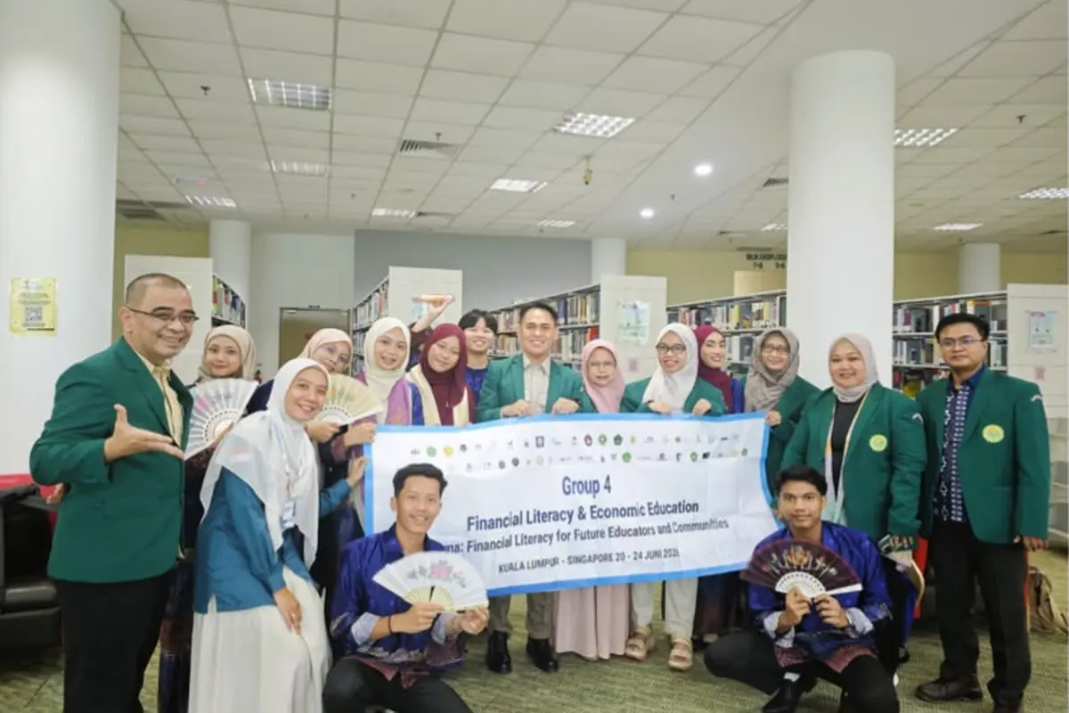 Mahasiswa doktor gelar program pengabdian masyarakat di Malaysia untuk memperkuat literasi keuangan bagi calon pendidik melalui pelatihan interaktif.