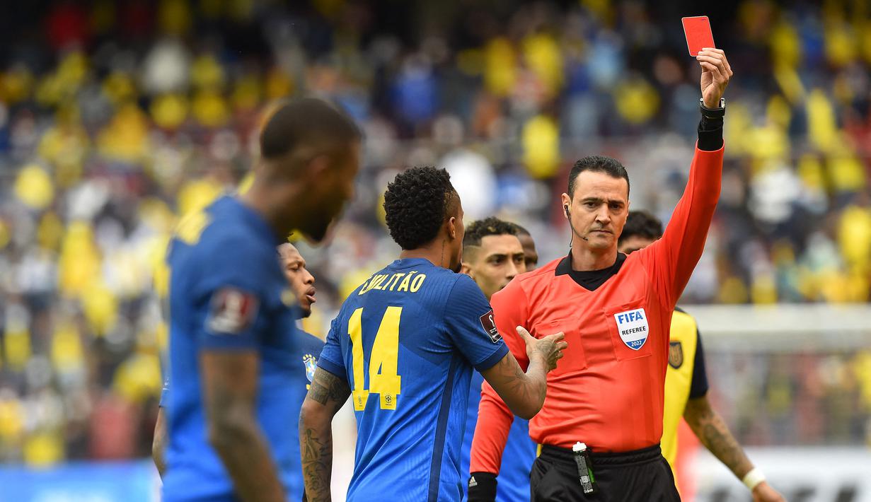 Pada menit ke-25 giliran Brasil yang harus kehilangan pemainnya usai diusir wasit. Emerson Royal diganjar kartu kuning kedua usai melanggar pemain Ekuador di sisi lapangan dalam sebuah duel udara. (AFP/Pool/Rodrigo Buendia)
