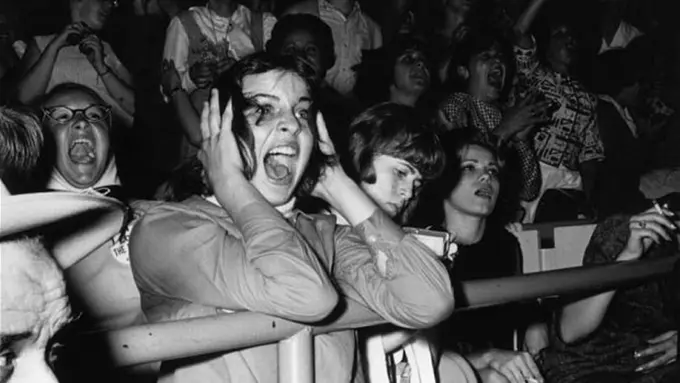 [Bintang] Editor Says: Mengisi Waktu Masa Remaja Menjadi Groupies