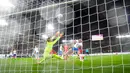 <p>Pemain Swiss Remo Freuler (tengah kanan) mencetak gol ke gawang Republik Ceko yang dijaga Tomas Vaclik pada pertandingan sepak bola Grup A2 UEFA Nations League di Stadion Kybunpark, St. Gallen, Swiss, 27 September 2022. Swiss mengalahkan Republik Ceko dengan skor 2-1. (Michael Buholzer/Keystone via AP)</p>