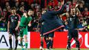 Pemain Bayern Muenchen merayakan kemenangannya usai pertandingan melawan Benfica di leg kedua Liga Champions di Stadion Da Luz, Lisboa, Portugal, Kamis (14/4). Muenchen lolos ke semifinal usai mengalahkan Benfica dengan agregat 3-2. (Reuters/Paul Hanna)