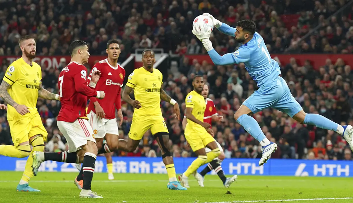 <p>Penjaga gawang Brentford David Raya (kanan) melakukan penyelamatan saat melawan Manchester United pada pertandingan sepak bola Liga Inggris di Stadion Old Trafford, Manchester, Inggris, 2 Mei 2022. Manchester United menang 3-0. (AP Photo/Jon Super)</p>