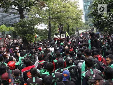 Pengemudi GrabBike berunjukrasa di depan kantor pusat Grab Indonesia, Gedung Lippo Kuningan, Jakarta Selatan, Rabu (19/9). Para pengemudi ojek online itu menuntut soal tarif yang diturunkan oleh aplikator Grab Indonesia. (Liputan6.com/Immanuel Antonius)