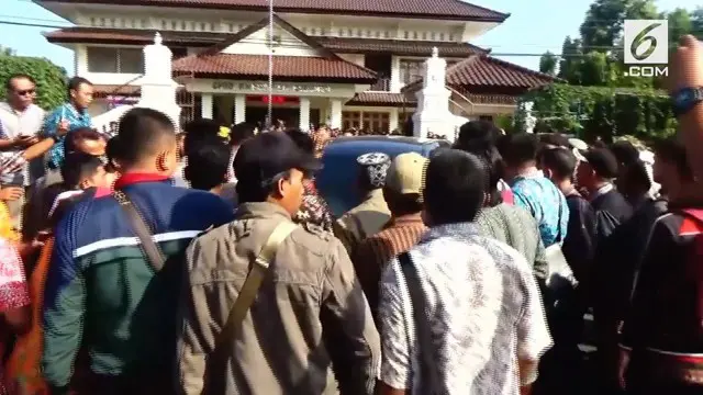 Ratusan perangkat desa di Kebumen melakukan demonstrasi di gedung DPRD Kabupaten Kebumen. Mereka menuntut diberikannya thr.