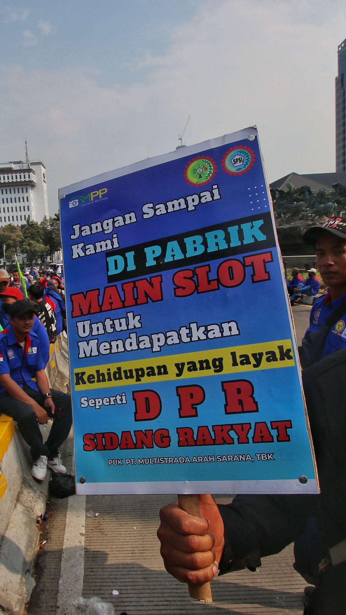 Seperti poster ini salah satunya yang mereka bawa selama unjuk rasa. Poster itu berisi tuntutan mereka kepada DPR.