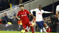 Aksi bintang Liverpool, Mohamed Salah yang dibayangi pemain Tottenham Hotspur Yves Bissouma, Senin (7/11/2022) dini hari WIB. (AP Photo/David Cliff)