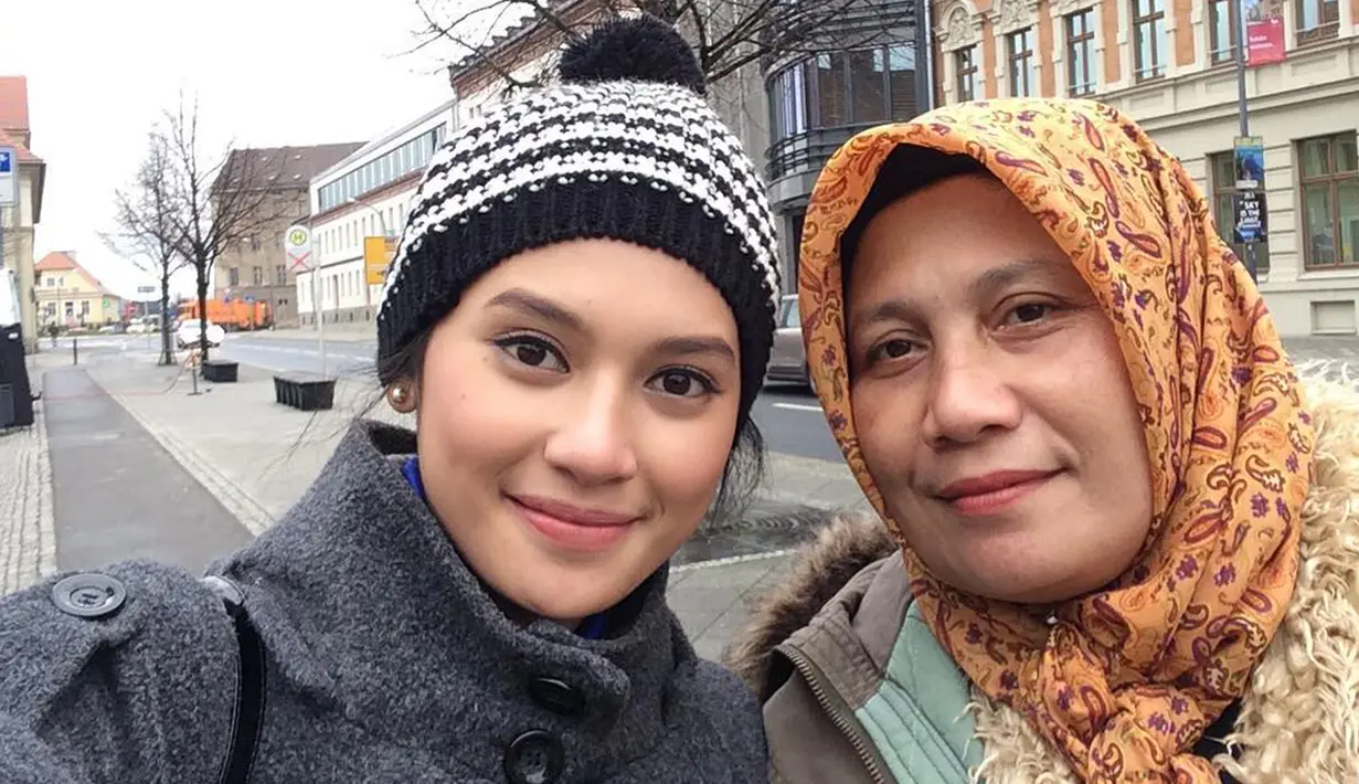 Dalam postingan ini, Indah Permatasari dan sang ibu kerap tampil modis saat berlibur bersama. Pasangan anak dan ibu ini selalu terlihat kompak di berbagai momen. (Liputan6.com/IG/@indahpermatas)