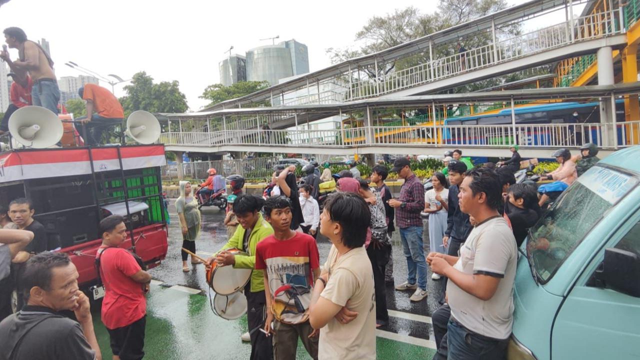Massa Gelar Demo di KPU Jakarta, Beberkan Tuduhan Kecurangan Demi Menangkan Pramono-Rano