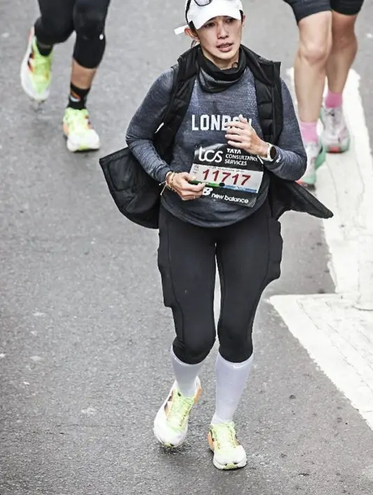 Ia tampak profesional dalam balutan running attire yang begitu menjanjikan. [Foto: Instagram/ Ussy Sulistiawaty]