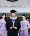 Keselarasan busana Annisa Pohan dan sang putri, Almira Tunggadewi Yudhoyono, mencuri perhatian saat menghadiri wisuda Agus Harimurti Yudhoyono (AHY) di Universitas Airlangga, Surabaya.  [@agusyudhoyono].