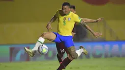 Penyerang Brasil, Gabriel Jesus, berebut bola dengan bek Venezuela, Luis Del Pino Mago, pada laga lanjutan kualifikasi Piala Dunia 2022 zona CONMEBOL di Stadion Morumbi, Sabtu (14/11/2020) pagi WIB. Brasil menang 1-0 atas Venezuela. (AFP/Nelson Almeida/pool)