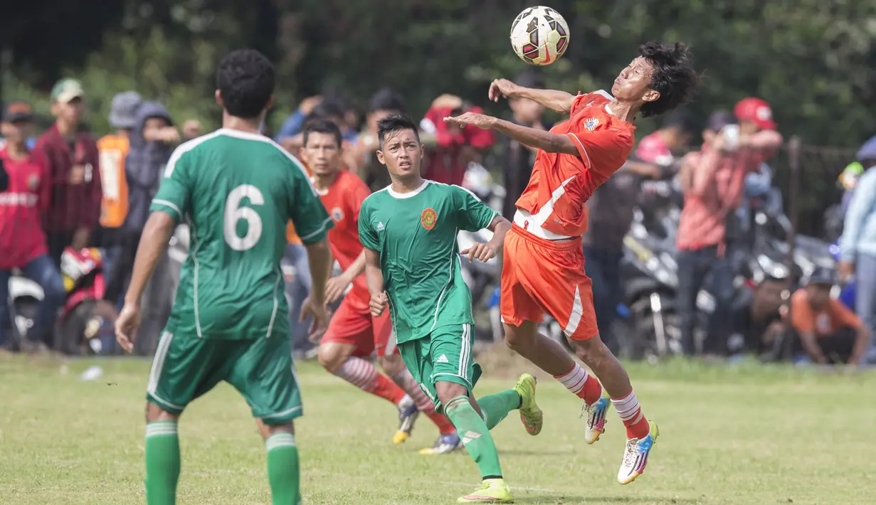 Gelandang Persija Jakarta, Amarzukih, berusaha membangun serangan ke pertahanan PS AD pada laga uji coba di Lapangan Villa 2000, Tangerang, Jumat (4/3/2016). (Bola.com/Vitalis Yogi Trisna)