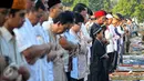 Ribuan umat muslim menunaikan ibadah salat Idul Fitri 1 Syawal 1436 H di Masjid Agung Al Azhar Jakarta, Jumat (17/7/2015). Suasana khusyuk mewarnai pelaksanaan salat Id di halaman Masjid Agung Al Azhar. (Liputan6.com/Yoppy Renato)