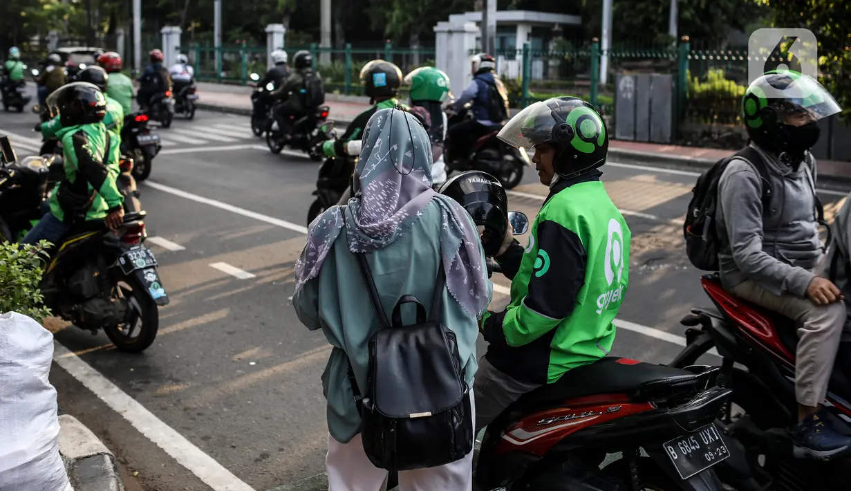 Pengemudi ojek online menunggu penumpang di depan Stasiun Palmerah, Jakarta, Selasa (6/9/2022). Kementerian Perhubungan (Kemenhub) memastikan segera menerbitkan regulasi kenaikan tarif ojek online (ojol). Hal itu menyusul kenaikan harga bahan bakar minyak (BBM) yang membuat beban operasional transportasi semakin besar. (Liputan6.com/Johan Tallo)
