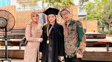 Hadiri momen wisuda putrinya, Mulan Jameela pun mengucapkan syukur atas kelulusan putrinya di jenjang S1. Diketahui bahwa Tiarani Savitri mengambil program S1 Event Management dan meraih gelar Sarjana Pariwisata.  (Liputan6.com/IG/@mulanjameela1)