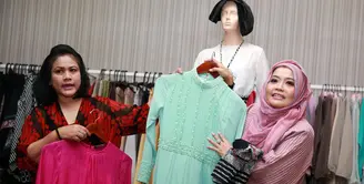 Jelang hari pernikahan Gibran Rakabuming dan Selvi Ananda, kesibukan ibu negara, Iriana Jokowi kian padat. Selasa (14/4) Iriana mengunjungi butik Tuti Adib tempat gaun di jahit.