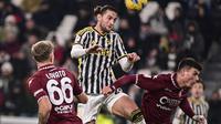 Matteo Lovato dari Salernitana, kiri, dan Adrien Rabiot dari Juventus berebut bola saat pertandingan sepak bola Piala Italia antara Juventus dan Salernitana di Stadion Juventus di Turin, Italia, Kamis, 4 Januari 2024. (Marco Alpozzi/dpa via AP)