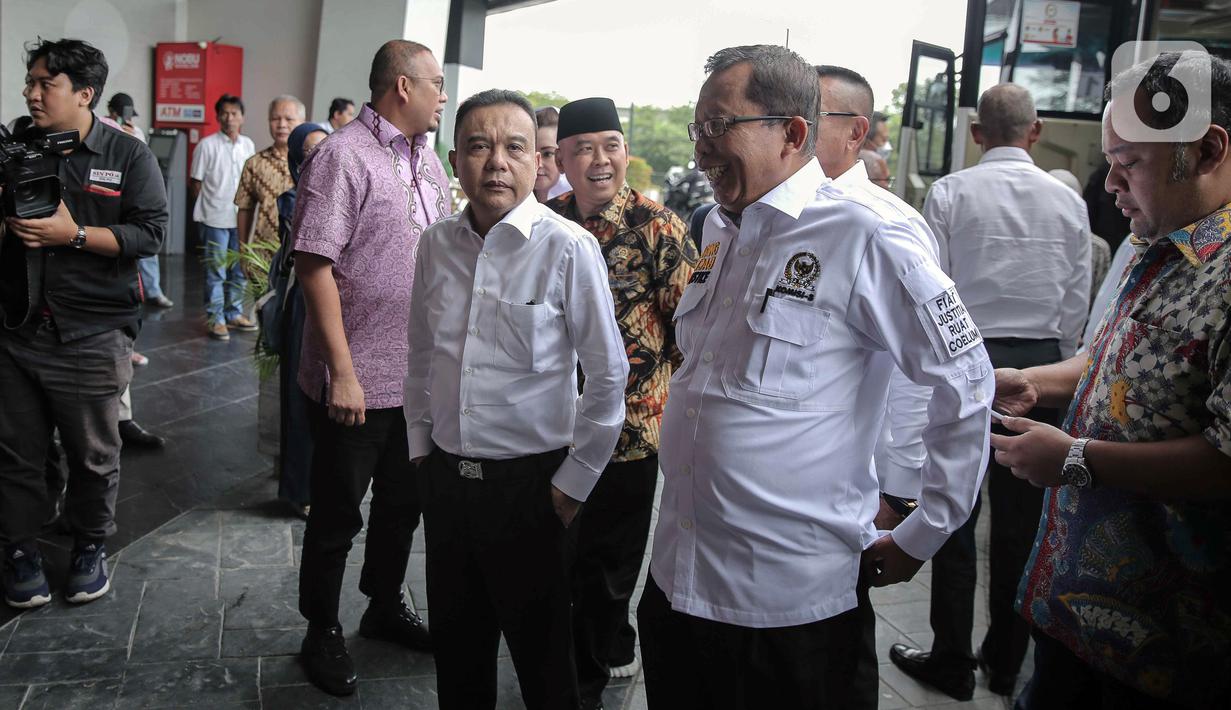 Wakil Ketua DPR RI Sufmi Dasco Ahmad (tengah) saat melakukan sidak lokasi pembangunan proyek Meikarta di Cikarang, Kabupaten Bekasi, Jawa Barat, Selasa (14/3/2023). Sufmi Dasco Ahmad memimpin rombongan belasan anggota DPR RI meninjau langsung lokasi pembangunan proyek Meikarta untuk mengetahui kondisi bangunan apartemen yang mangkrak sehingga membuat banyak konsumen merasa dibohongi serta dirugikan. (Liputan6.com/Faizal Fanani)