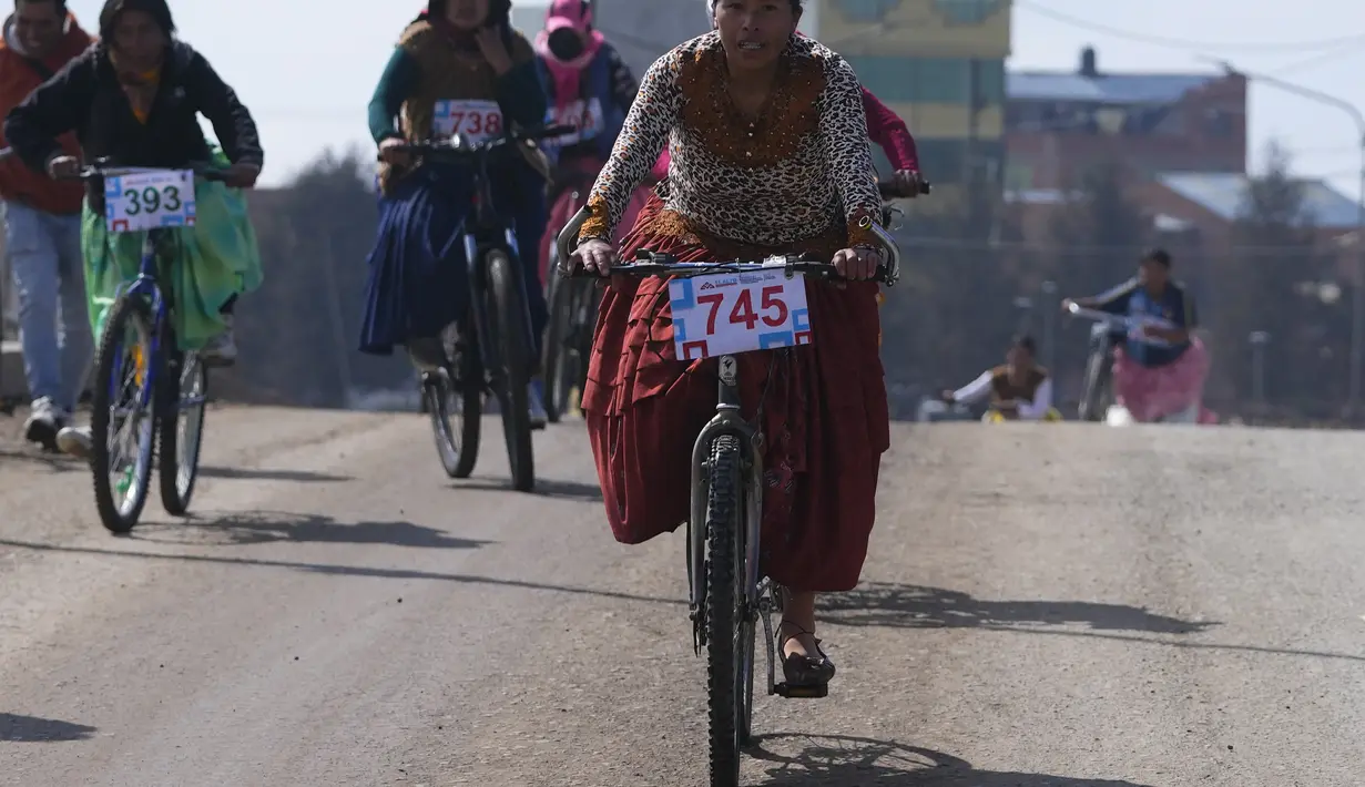 Perempuan pribumi berkompetisi dalam Balap Sepeda Cholita tahunan di El Alto, Bolivia, Sabtu, 21 Oktober 2023. (AP Photo/Juan Karita)