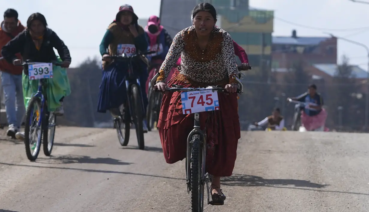 Perempuan pribumi berkompetisi dalam Balap Sepeda Cholita tahunan di El Alto, Bolivia, Sabtu, 21 Oktober 2023. (AP Photo/Juan Karita)