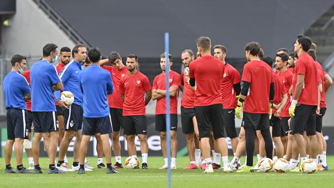 Para pemain Sevilla berkumpul saat sesi latihan di Cologne, Jerman, Kamis (20/8/2020). Sevilla akan menghadapi Inter Milan di final Liga Europa. (AP Photo/Martin Meissner)