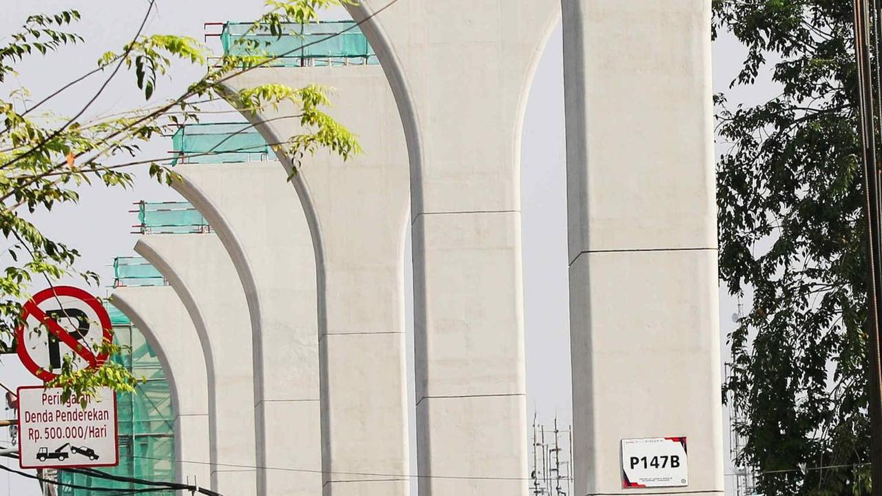 Perkembangan proyek LRT Jakarta Fase 1B ini disebut telah sesuai dengan rencana. Tampak deretan tiang penyangga telah berdiri di kawasan Manggarai. Foto: Liputan6.com/Angga Yuniar