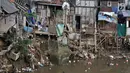 Suasana kehidupan warga di bantaran Kali Ciliwung, Jakarta, Kamis (12/4). Warga bantaran Ciliwung sangat menggantungkan air kali untuk mencuci baju, piring, bahkan mandi. (Merdeka.com/Iqbal Nugroho)