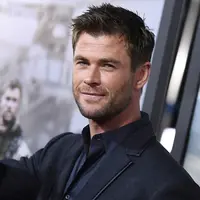 Aktor Chris Hemsworth menyapa awak media saat menghadiri pemutaran perdana film "12 Strong" di Jazz di Lincoln Center, New York City (16/1). Aktor Chris Hemsworth terpilih sebagai tokoh utama di film ini. (AFP Photo/Angela Weiss)