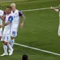 Pemain Islandia merayakan gol yang dicetak oleh Alfred Finnbogason ke gawang Argentina pada laga Piala Dunia di Stadion Spartak, Sabtu (16/6/2018). Argentina bermain imbang 1-1 dengan Islandia. (AP/Rebecca Blackwell)