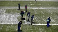 Kondisi lapangan di Stadion El Sadar rusak akibat badai salju, namun laga Osasuna vs Real Madrid tetap dilanjutkan. (AP Photo/Alvaro Barrientos)