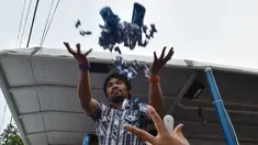  Mantan petinju Filipina, Manny Pacquiao melempar baju dan permen untuk pendukung selama kampanye di kota Calamba, Provinsi Laguna, selatan Manila (28/4). Manny Pacquiao akan ikut  pemilihan menjadi senat Filipina. (AFP PHOTO/TED aljibe)