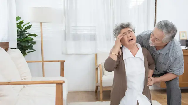 Ilustrasi serangan stroke pada perempuan/freepik.com/mkitina4