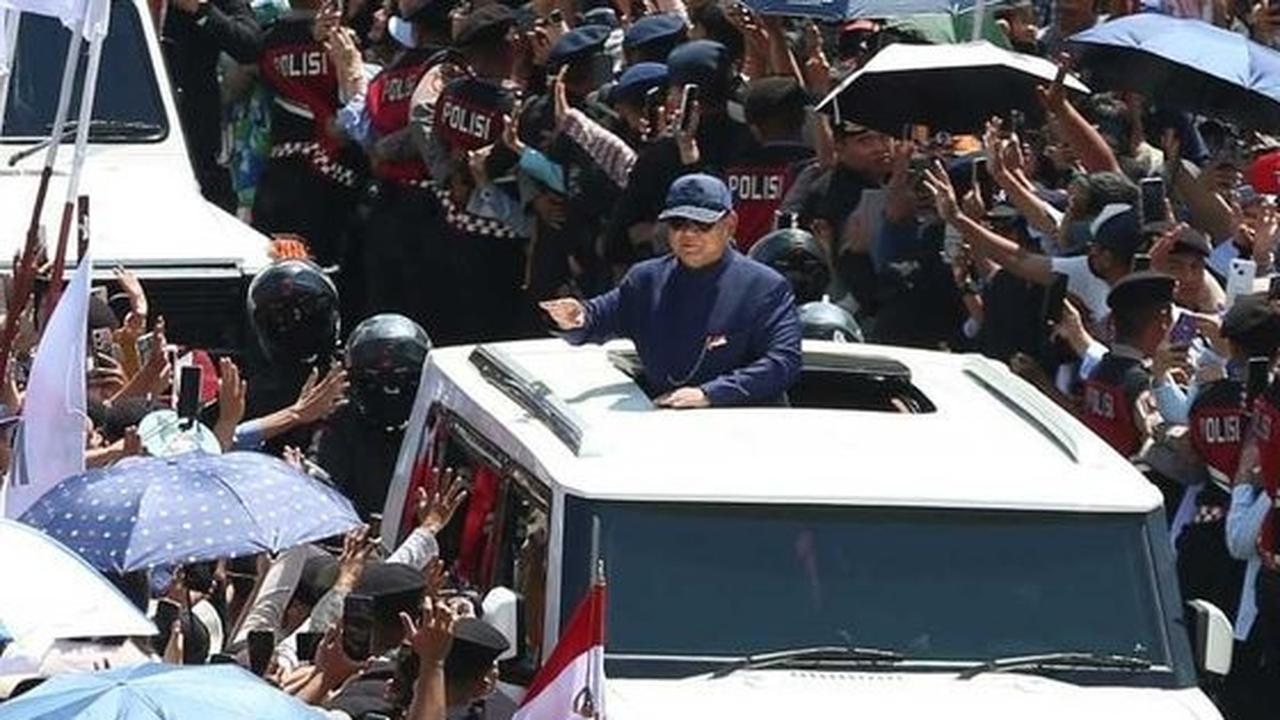 VIDEO: Barisan Gagah Mobil Putih 'Bongsor' Kawal Prabowo Jelang Pelantikan Presiden di MPR