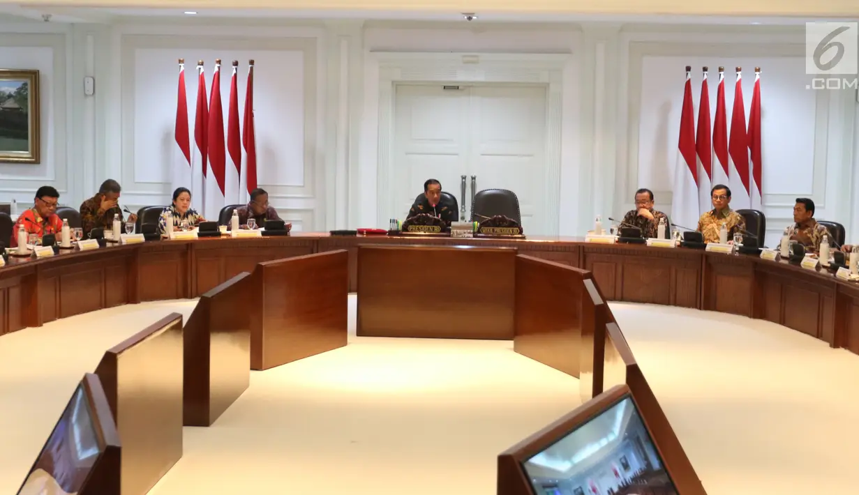 Presiden Joko Widodo atau Jokowi memimpin rapat terbatas (ratas) di Kantor Presiden, Jakarta, Rabu (7/11). Rapat membahas lanjutan penyediaan rumah bagi Aparatur Sipil Negara (ASN), TNI, dan Polri. (Liputan6.com/Angga Yuniar)