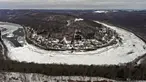 Pemandangan Sungai Allegheny yang tertutupi es di Brady's Bend, East Brady, Pennsylvania, Amerika Serikat, Selasa (23/2/2021). Dengan musim dingin yang terus-menerus, ada kemacetan es di sepanjang Sungai Allegheny utara. (Matt Freed/Pittsburgh Post-Gazette via AP)