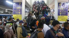 Penumpang KRL Commuterline transit (berpindah tujuan kereta) di stasiun transit Manggarai, Jakarta, Senin (30/5/2022). Perubahan rute baru kereta rel listrik yang diberlakukan pada Sabtu, 28 Mei 2022 lalu dikarenakan proses Switch Over ke 5 penataan lintas kereta api di  Stasiun Manggarai. (Liputan6.com/Herman Zakharia)