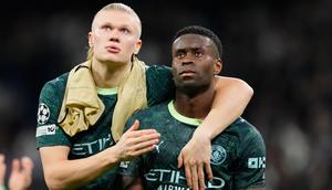 Pemain Manchester City, Erling Haaland dan Marc Guehi tampak lesu setelah ditaklukkan Real Madrid pada laga leg pertama babak 16 besar Liga Champions di Stadion Santiago Bernabeu (12/3/2026). (AP Photo/Jose Breton)