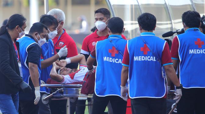 Pemain muda Madura United, Mochamad Kevy Syahertian mendapat perawatan berbenturan dengan bek PSS Sleman, Mario Maslac. (Bola.com/Aditya Wany)